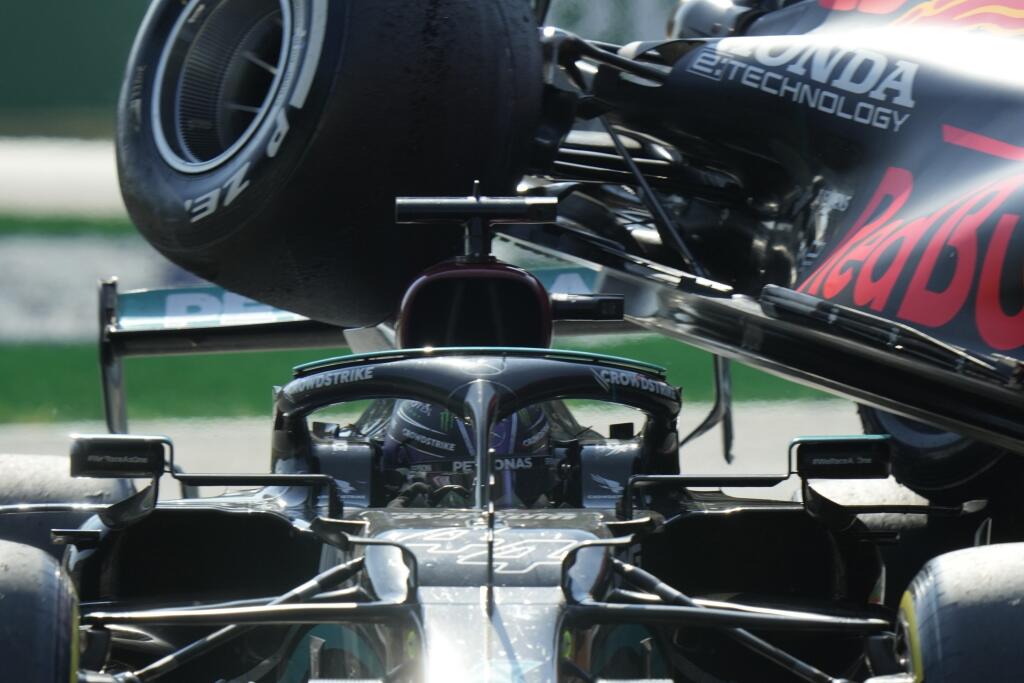KK71 Monza - Holanďan Max Verstappen (vpravo) na monoposte Red Bull a Brit Lewis Hamilton na monoposte Mercedes počas kolízie na Veľkej cene Talianska F1 na okruhu v Monze 12. septembra 2021. FOTO TASR/AP