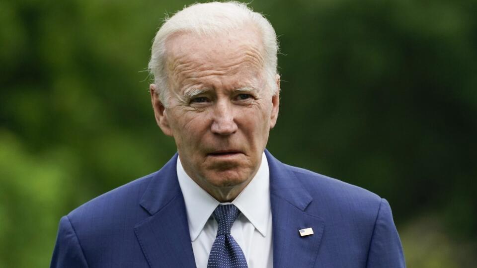 Smutný Biden po streľbe na základnej škole v meste Uvalde.