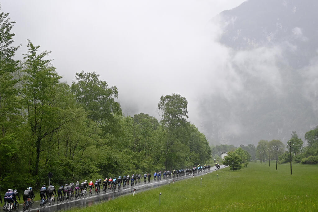 Cyklisti počas 16. etapy cyklistických pretekov Giro d'Italia, ktorá viedla zo Sacile do Cortiny D'Ampezzo na severe Talianska
