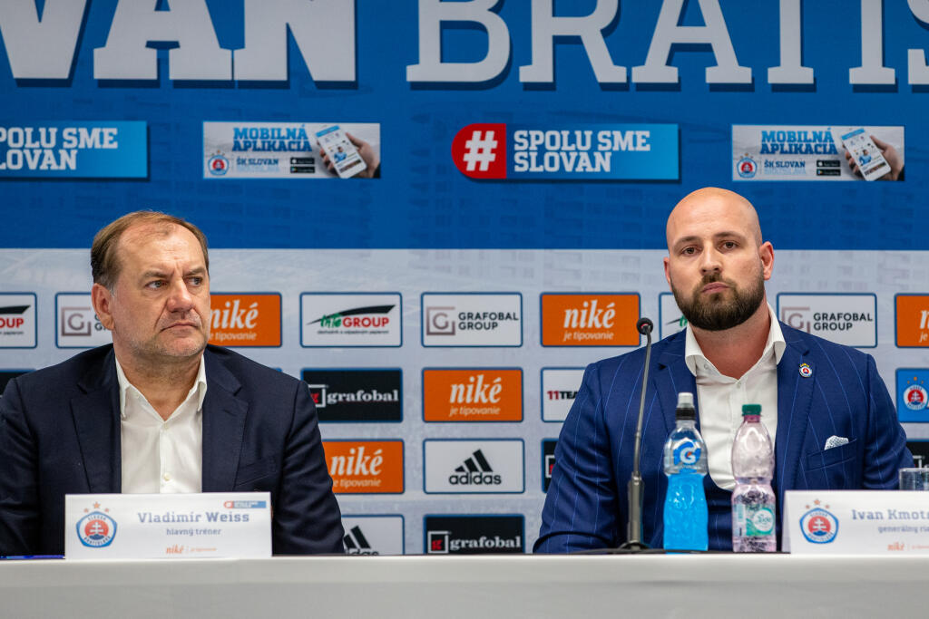 Portálu Šport24.sk sa podarilo zistiť, že generálny riaditeľ Slovana Bratislava Ivan Kmotrík mladší už niekoľko týždňov netvorí pár so sexi modelkou Lenkou Petrovičovou.