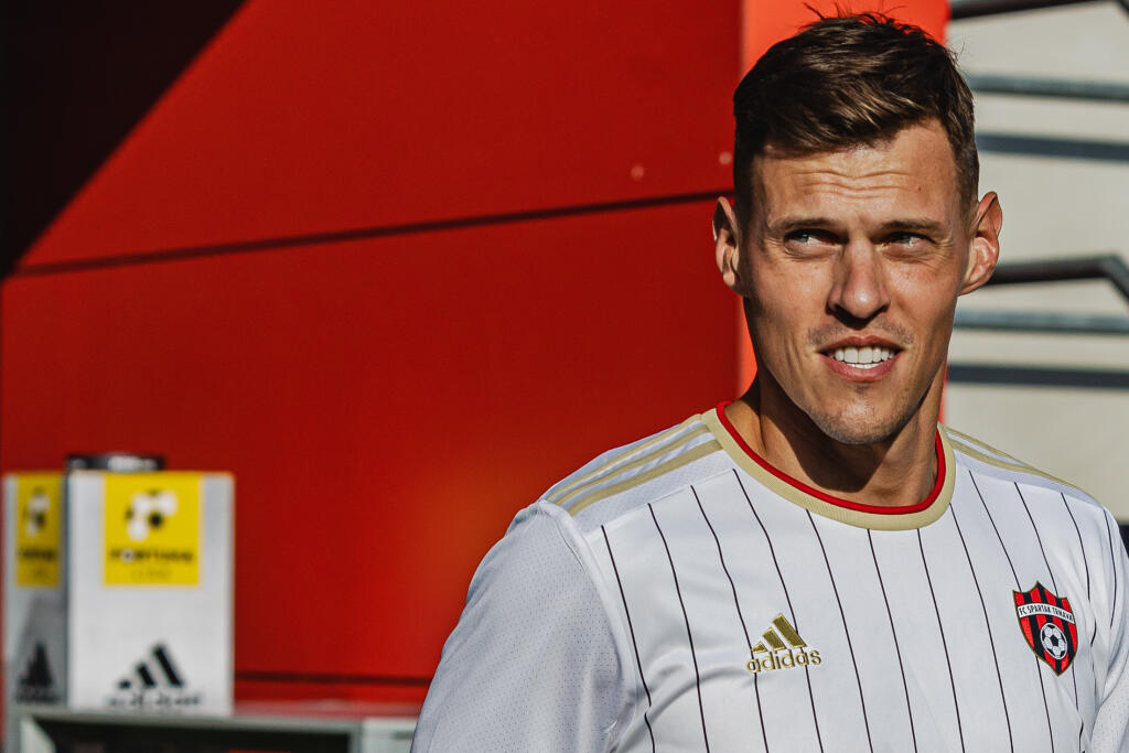 Slovenský futbalový reprezentant Martin Škrtel podpísal na jeden rok zmluvu s futbalovým klubom FC Spartak Trnava. Pred začiatkom zápasu Fortuna ligy medzi domácim Spartakom a Zlatými Moravcami pozdravil fanúšikov na štadióne.