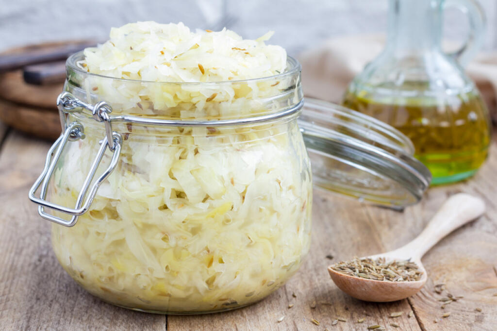 Prednostne treba spomenúť, že kvasená kapusta v tepelne neupravenom stave je výborným zdrojom vitamínu C. C-čko prispieva k podpore imunitného systému, preto je skvelé, že práve v jesennom a zimnom období,