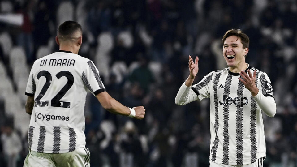 JB 31 Turín - Hráči Juventusu Angel Di Maria(vľavo) a Federico Chiesa oslavujú po góle Danila vo futbalovom zápase talianskej ligy Serie A Juventus Turín - Atalanta Bergamo v Turíne 22. januára 2023. FOTO TASR/AP
Juventus' Angel Di Maria, left, and Federico Chiesa celebrate their teammate Danilo's goal, during the Serie A soccer match between Juventus and Atalanta at Juventus Stadium in Turin, Italy, Sunday, Jan. 22, 2023. Danilo scored the team's third goal. (Marco Alpozzi/LaPresse via AP)