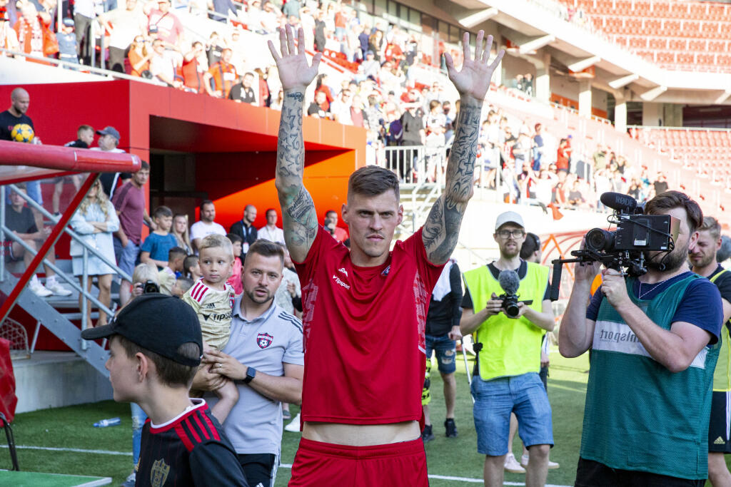 Legendárny slovenský futbalista Martin Škrtel (37) sa včera v zápase Spartaka Trnava s Dunajskou Stredou (1:0) definitívne rozlúčil s jeho úspešnou hráčskou kariérou.