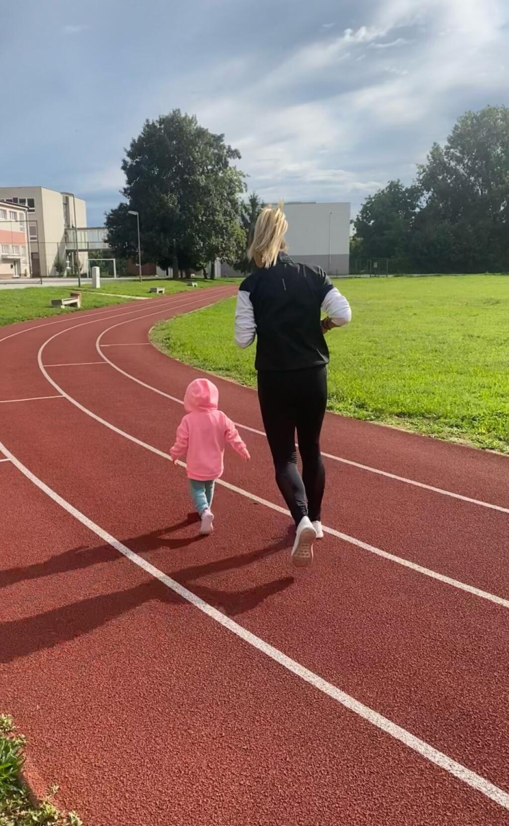 Ani dcérka Viky nezaostáva.