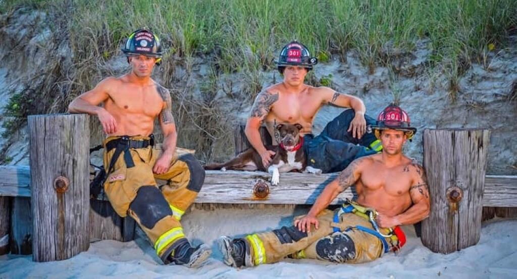 Muži, ktorí bojujú s ohňom a zachraňujú životy sú pekelne HOT! Požiarnici z Južnej Karolíny si povedali, že budú pomáhať ešte viac a nafotili kalendár, ktorý bude už druhý rok pomáhať opusteným a zraneným zvieratám.