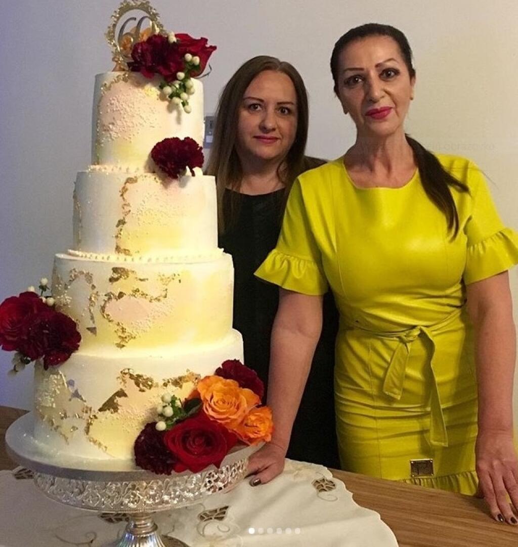 Nora so sestrou Erikou, tá jej upiekla narodeninovú tortu.
