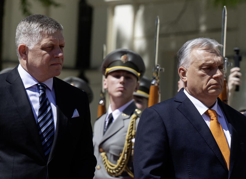Na snímke maďarský premiér Viktor Orbán (vpravo) a slovenský premiér Robert Fico kráčajú počas uvítacej ceremónie v Bratislave v pondelok 28. apríla 2025. FOTO TASR - Martin Baumann