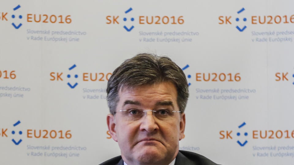 Na rokovaní má minister zahraničných vecí Miroslav Lajčák vysvetliť všetky fakty, ktoré súvisia s kauzou financovania podujatí k slovenskému predsedníctvu v Rade EÚ.