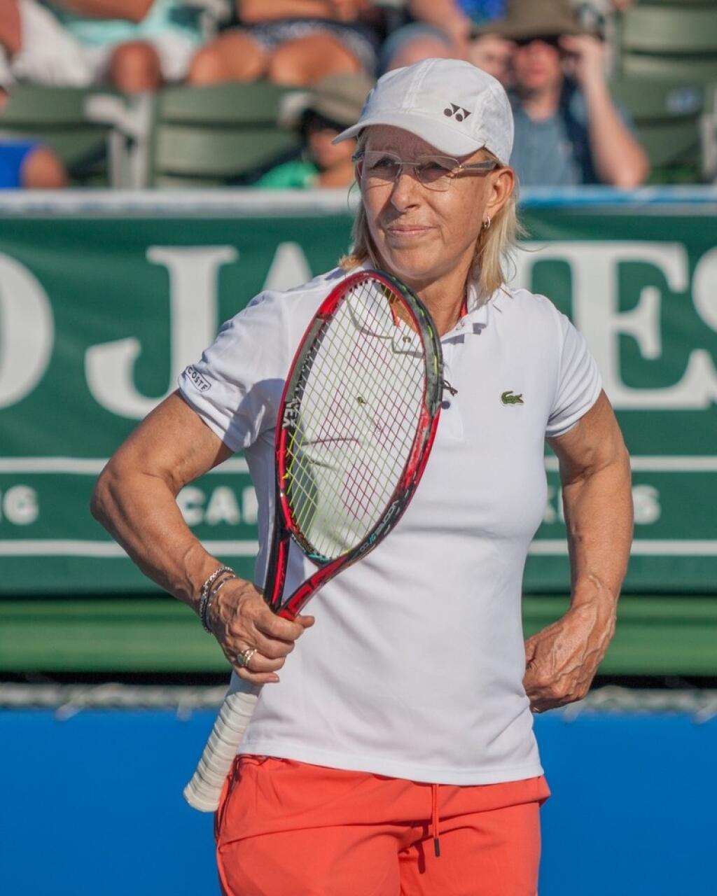 Martina Navrátilová (ČR, USA) Jedna z najlepších tenistiek všetkých čias dala rozhovor denníku New York Daily News, v ktorom spomenula, že mala intímny pomer s Ritou Mae Brownovou. Požiadala novinára, aby o tom pomlčal. Rozhovor však koncom júla zverejnili. Neskôr chcela spresniť niektoré fakty a napokon priznala, že je lesba. V roku 2014 si majiteľka 18 grandslamových titulov vzala dlhoročnú partnerku Juliu Lemigovovú.