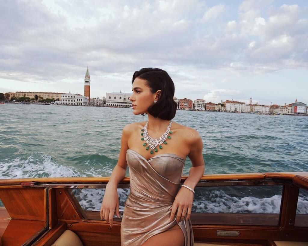 Plejáda celebrít sa na červenom koberci zišla aj včera podvečer, kde všetku pozornosť na seba strhla práve 23- ročná brazílska herečka Bruna Marquezine, ktorá môže byť športovému svetu skôr známa ako partnerka slávneho futbalistu Neymara Jr.