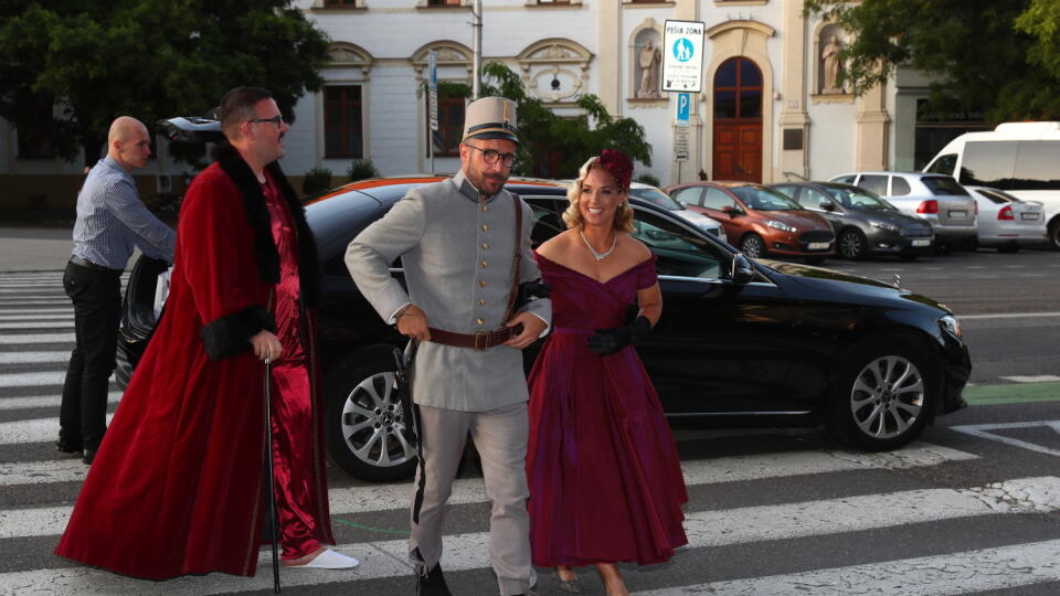 Oslávenkyňa Dominika Cibulková, ktorá v nádhernej róbe a luxusnými doplnkami známej značky ALO diamonds vyzerala ako hotová kráľovná.