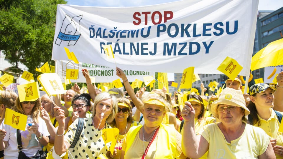 Na snímke účastníci protestu Odborového zväzu pracovníkov školstva a vedy na Slovensku - Protest za vyššie platy zamestnancov a za lepšie podmienky v školách pre deti, žiakov a študentov, ale aj pedagogických a odborných zamestnancov, učiteľov vysokých škôl a nepedagogických zamestnancov na Námestí SNP 15. júna 2022 v Bratislave. FOTO TASR - Jakub Kotian