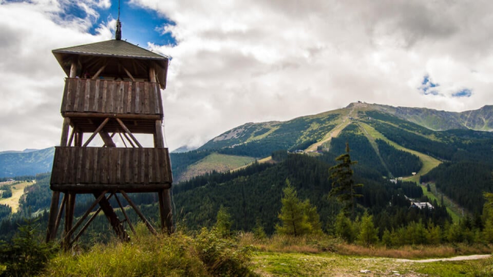 Rozhľadňa Ostredok sa nachádza len niekoľko minút chôdze od parkoviska v lokalite Biela púť v lyžiarskom stredisku Jasná – Nízke Tatry. Východzí bod a smerovník je viditeľný aj z parkoviska.
Z hlavnej cesty odbočíte pri kríži a pokračujete nenáročnou turistickou trasou po žltej značke. Veža bola postavená len nedávno a turistom ponúka výhľady na Chopok a panorámu Nízkych Tatier, a tiež na lyžiarske stredisko. Pod rozhľadňou je umiestnený piknikový stôl a lavičky.