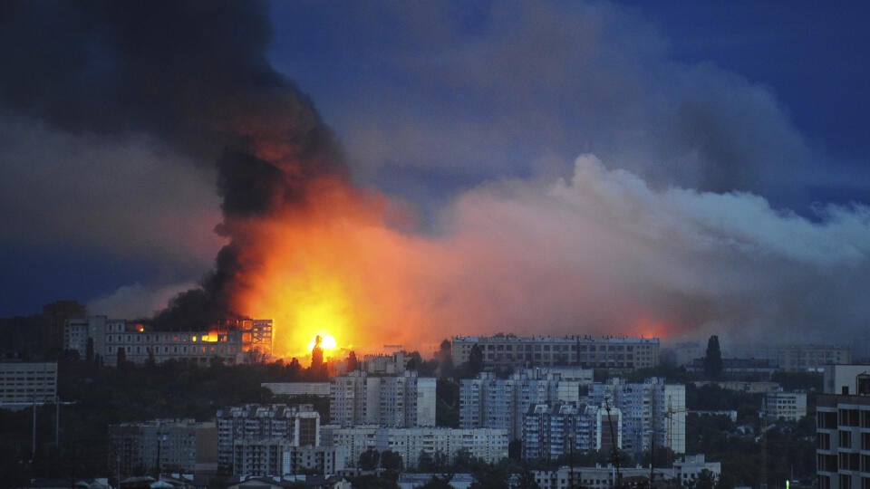AZ19 Charkov - Oheň a dym stúpajú z obytnej štvrte, ktorú zasiahla ruská raketa v Charkove 7. júna 2025. Spojené štáty sa domnievajú, že ruský prezident Vladimir Putin zatiaľ nezrealizoval svoju hrozbu odvety voči Ukrajine za dronový útok z minulého týždňa a že očakávaná odpoveď bude pravdepodobne rozsiahla, uviedli pre agentúru Reuters americkí predstavitelia. FOTO TASR/AP
Fire and smoke rise from the site where a Russian missile struck a residential area in Kharkiv, Ukraine, Saturday, June 7,