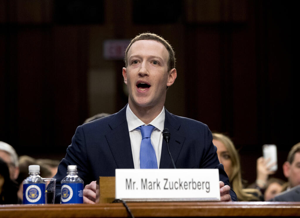 Mark Zuckerberg počas vypočúvania v americkom Senáte