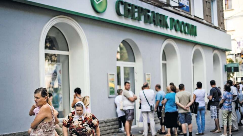 Image: 0200913392, License: Rights managed, People stand in a queue to get into a branch of Sberbank of Russia bank in Donetsk in Donetsk on August 9, 2014. The centre of the one-million strong city appears to have become a new battleground in the fighting, coming under sustained shelling for the first time on August 7, with mortar fire hitting a hospital and residences near a key rebel base. Ukraine said on August 8 it warded off a Russian attempt to send troops across the border under the guis