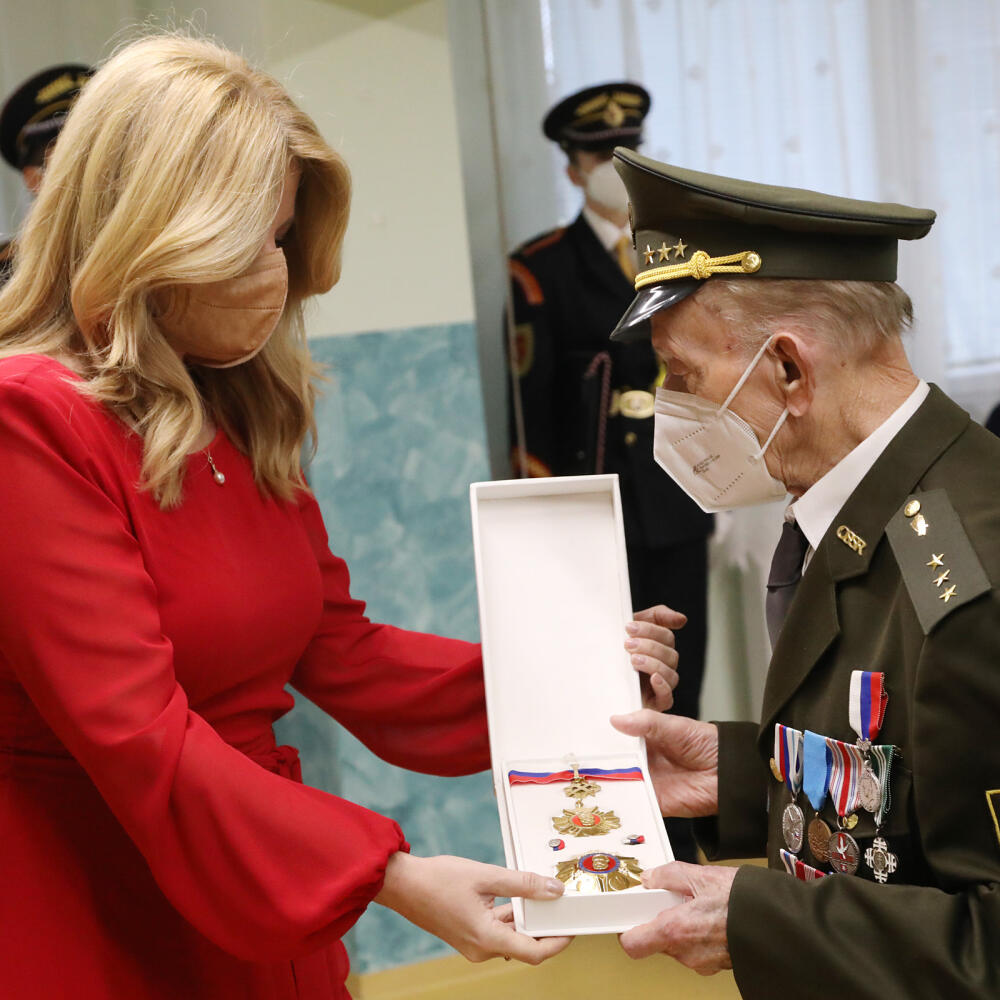 Na snímke prezidentka SR Zuzana Čaputová odovzdáva štátne vyznamenanie, vpravo si ho preberá kpt. v. v. Ing. Štefan Šteflovič v Trenčíne 12. novembra 2021.