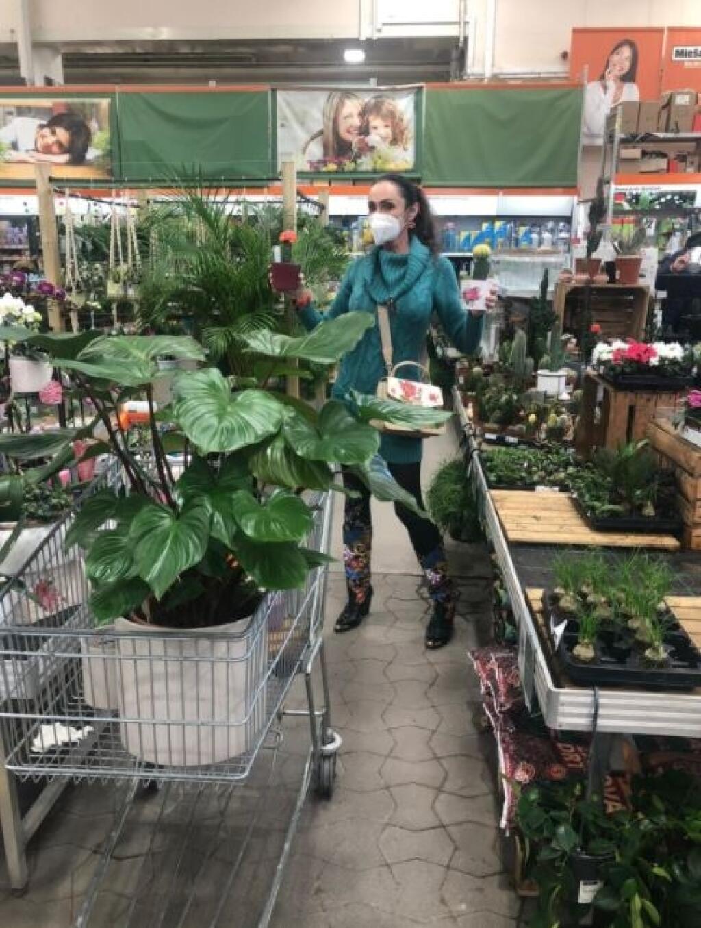 Sisa Sklovska nakupovala kvety spolu s manželom.