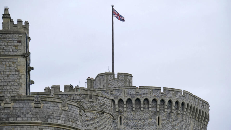PK 12 Windsor - Na snímke britská vlajka visí na vrchole stožiara na hrade Windsor po ukončení štátneho smútku po smrti britskej kráľovnej Alžbety II. vo Windsore 27. septembra 2022. Vlajky viseli na pol žrde na štátnych budovách počas štátneho smútku, ktorý trval od smrti kráľovnej 8. septembra do pondelka 26. septembra. FOTO TASR/AP
The British flag flies at full-mast over Windsor Castle as the mourning period following the death of Queen Elizabeth II comes to an end, in Windsor, England, Tue