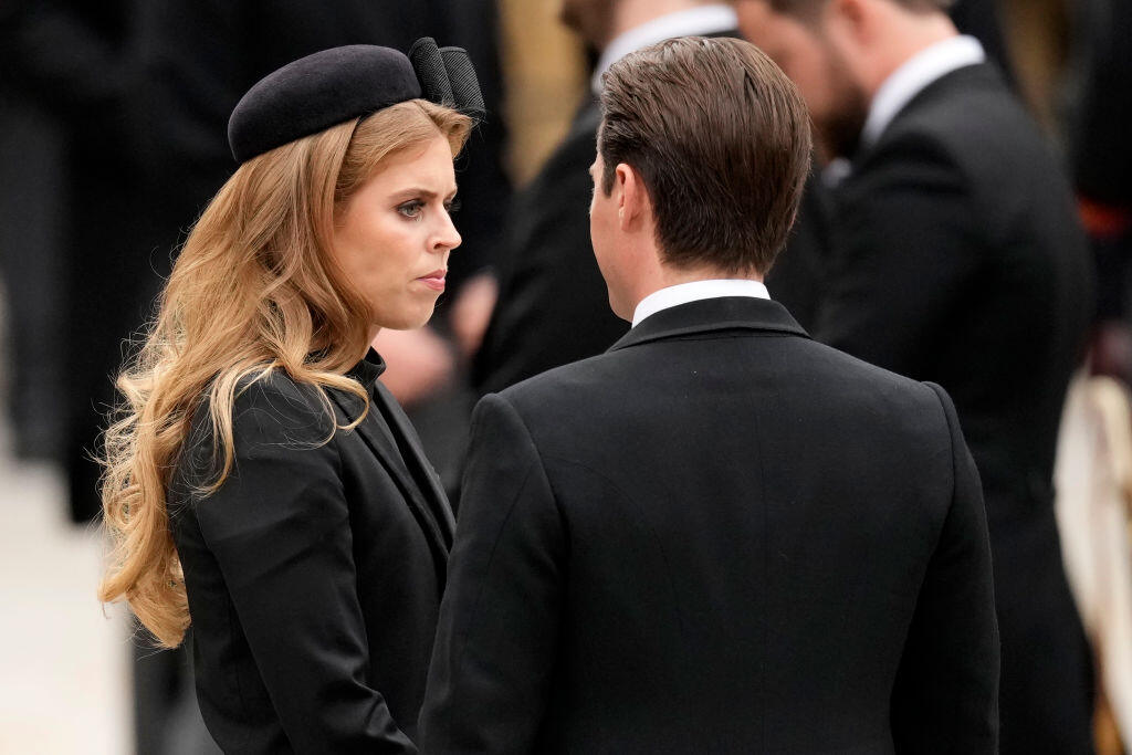 Vnučka kráľovnej Alžbety II. princezná Beatrice na pohrebe babičky.