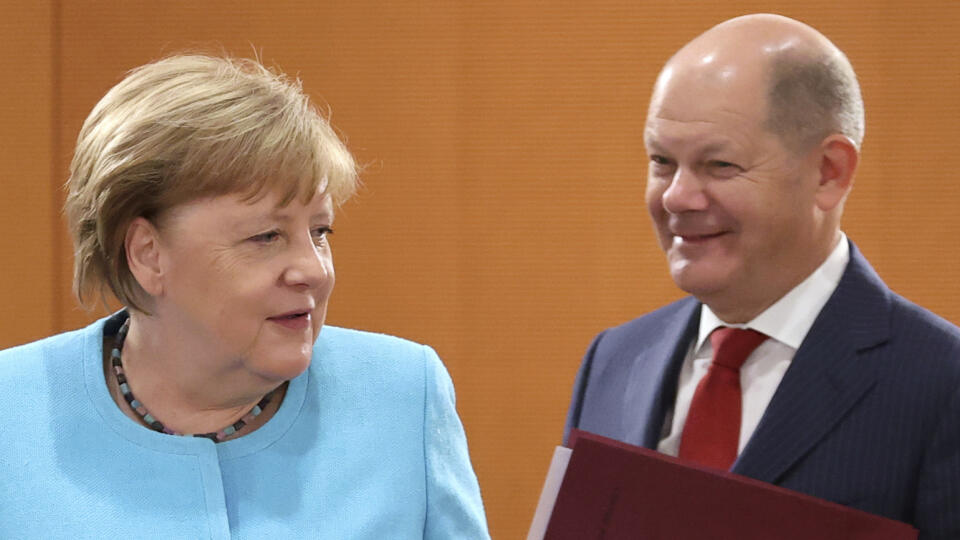 EBE 18 Berlín - Na snímke zľava nemecká kancelárka Angela Merkelová a nemecký spolkový minister financií Olaf Scholz pred rokovaním vládneho kabinetu v Berlíne 10. júna 2020. FOTO TASR/AP
German Finance Minister Olaf Scholz, right, and German Chancellor Angela Merkel, left, arrive for the weekly cabinet meeting at the Chancellery in Berlin, Germany, Wednesday, June 10, 2020. (Fabrizio Bensch/Pool Photo via AP)