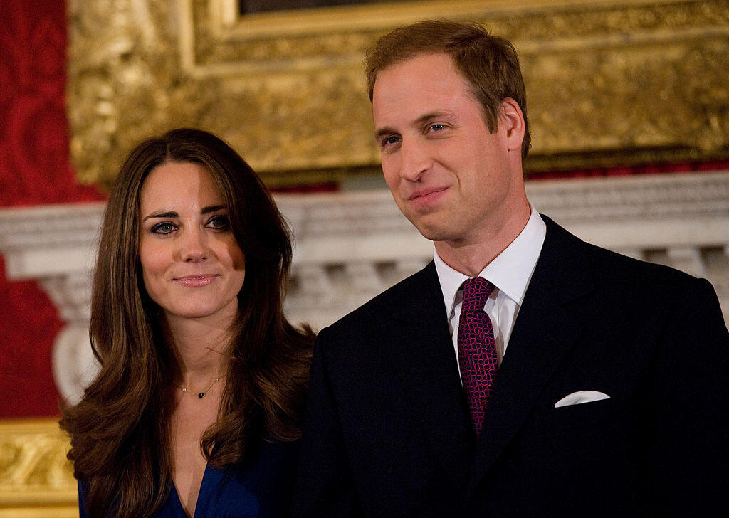 Kate a William v roku 2010 pri oznámení zásnub.