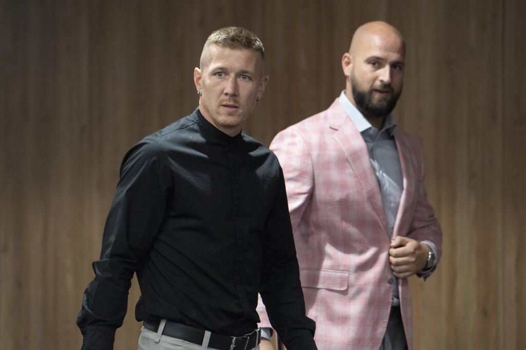 Kucka mal po podpise skvelú náladu, to iste platí o Kmotríkovi mladšom.