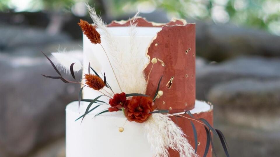 Rustikálna torta má krásne detaily.