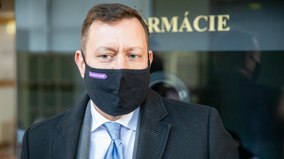Príchod advokátov na policajné prezídium. Na fotke je Daniel Lipšic.