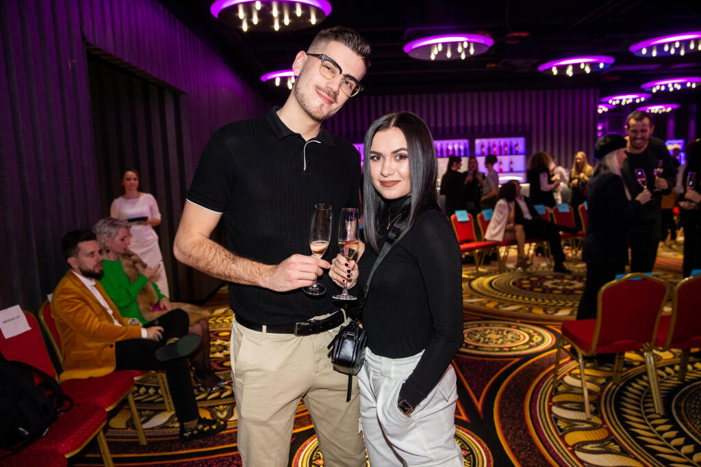 Módna prehliadka návrhára Fera Mikloška v jednom z bratislavských kasín. Na snímke YouTuber Daniel Sebastián Štrauch alias GoGo s priateľkou.