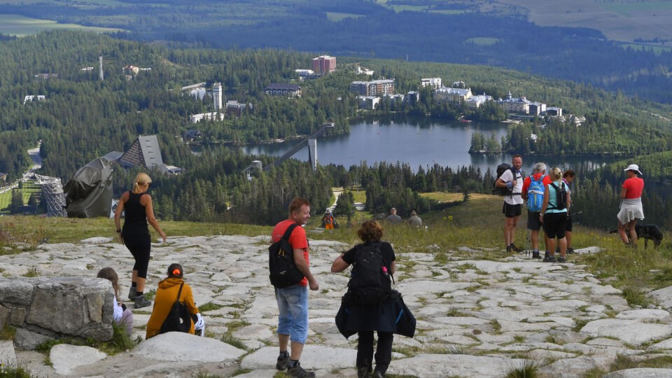 Horná stanica sedačkovej lanovky zo Štrbského Plesa na Solisko je v letnom turistickom období nielen východiskovým bodom pre pešie túry, ale aj samotným cieľom. Na snímke pohľad zo Soliska (horná stanica sedačkovej lanovky) na Štrbské pleso s okolitou zástavbou. Štrbské Pleso, 18. augusta 2021 FOTO TASR - Milan Kapusta