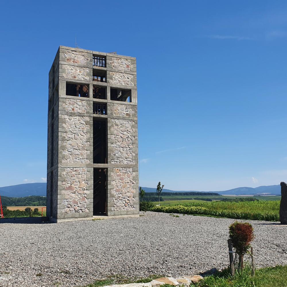 Na snímke rozhľadňa Čerešenka, ktorá leží na rozhraní chotárov obcí Čižatice, Chrastné a Rozhanovce v okrese Košice-okolie. Pri kamennej veži z roku 2013 pribudlo aj detské ihrisko, do prevádzky ho uvedú v sobotu 15. augusta. Čižatice 14. augusta 2020. EASYFOTO TASR - Diana Semanová