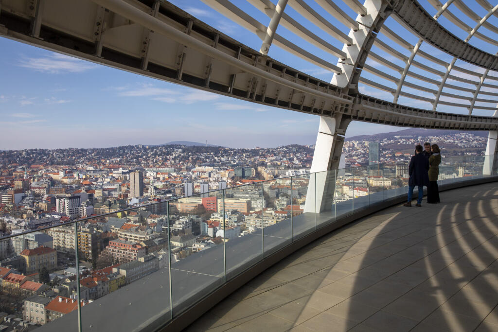 Na snimke je výhľad na Bratislavu z terasy mrakodrapu Sky Park .