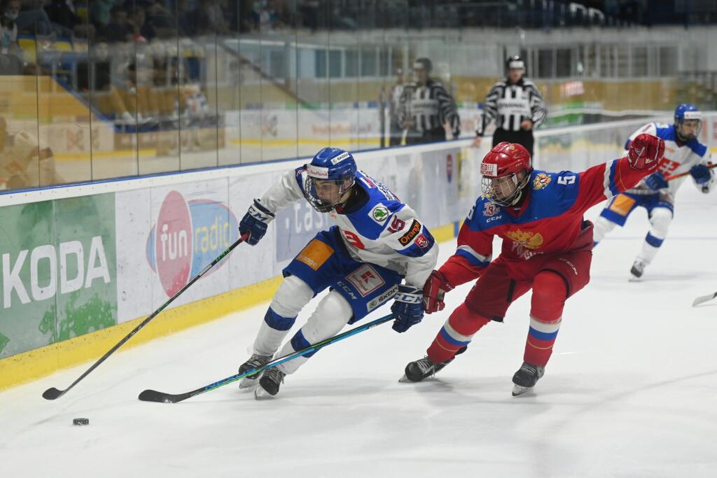 Na snímke vľavo hráč Slovenska Dalibor Dvorský a hráč Ruska Kirill Kudrjavcev počas finálového zápasu Hlinka Gretzky Cupu Slovensko U18 - Rusko U18.