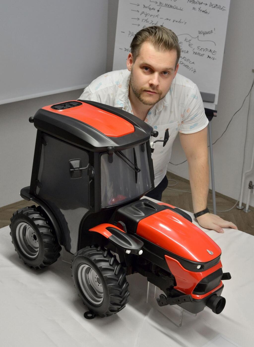 Zmenšený model nového traktora