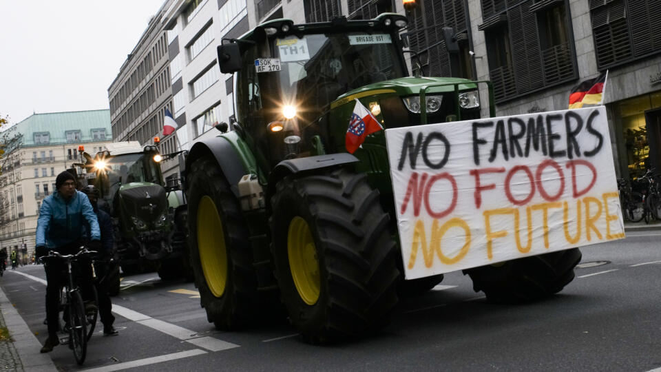 WA 18 Berlín - Farmári na traktoroch prechádzajú cez vládnu štvrť v Berlíne 26. novembra 2019. Tisíce farmárov protestovali v hlavnom meste proti nemeckej a európskej poľnohospodárskej politike. FOTO TASR/AP
Farmers with tractors arrive for a protest at the government district in Berlin, Germany, Tuesday, Nov. 26, 2019. Some thousands farmers expected in the German capital for a protest against the German and European agriculture policy.(AP Photo/Markus Schreiber)