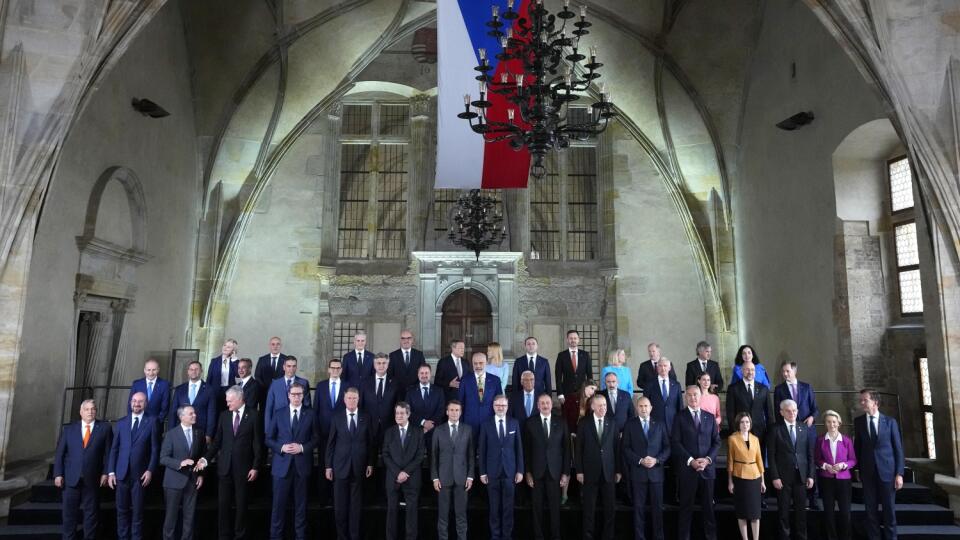 Lídri pózujú počas spoločného fotenia, premiér SR Eduard Heger stojí v tretej rade piaty sprava pred začiatkom summitu Európskeho politického spoločenstva (EPS), na ktorom sa stretnú lídri Únie a 17 nečlenských štátov na Pražskom hrade, v Prahe 6. októbra 2022.