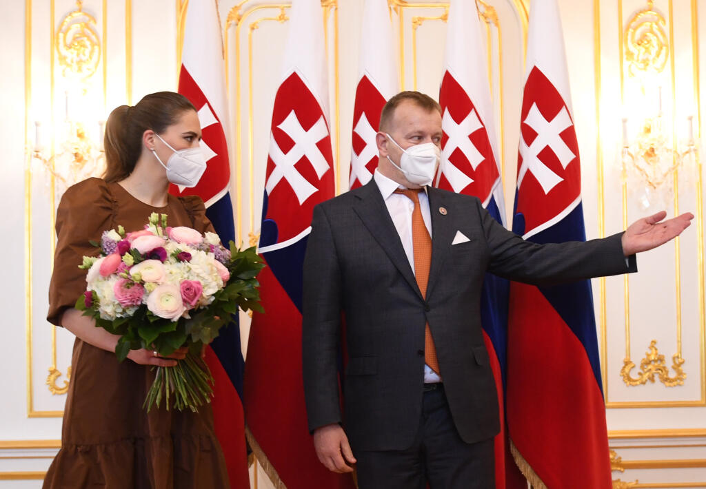 Predseda Národnej rady SR Boris Kollár (Sme rodina) a slovenská lyžiarka Petra Vlhová, víťazka veľkého krištáľového glóbusu v zjazdovom lyžovaní za sezónu 2020/2021 pózujú počas prijatia na Bratislavskom hrade v utorok 23. marca 2021.