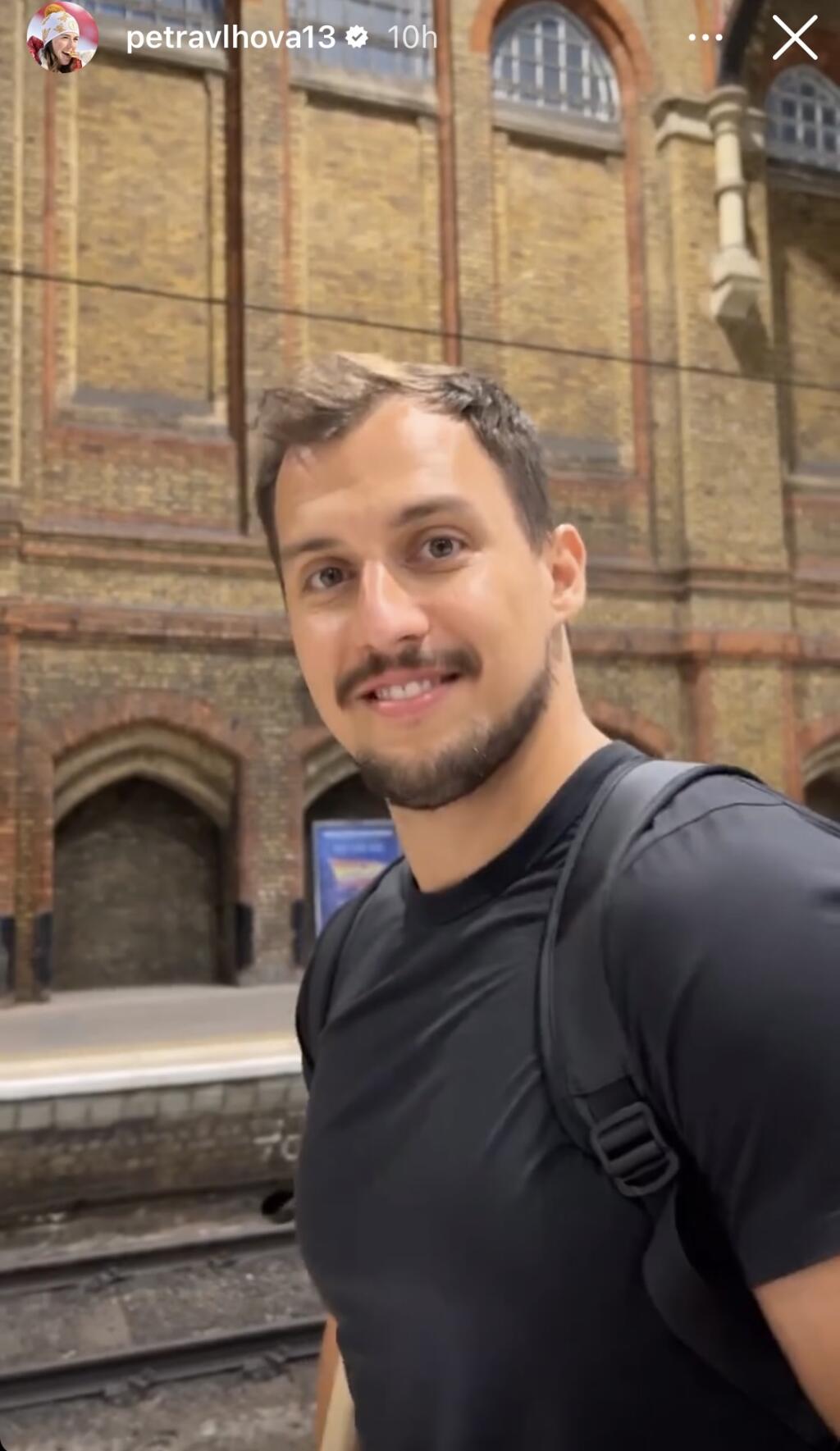 Najskôr sa Vlhová pochválila záberom z exotických Seychel, no už na druhý deň uverejnila záber zo štadióna Manchestru United. Vstupenky na zápas jej dal priateľ Michal ako darček. Prednedávnom mala totiž narodeniny ona, no teraz sa vystriedali.