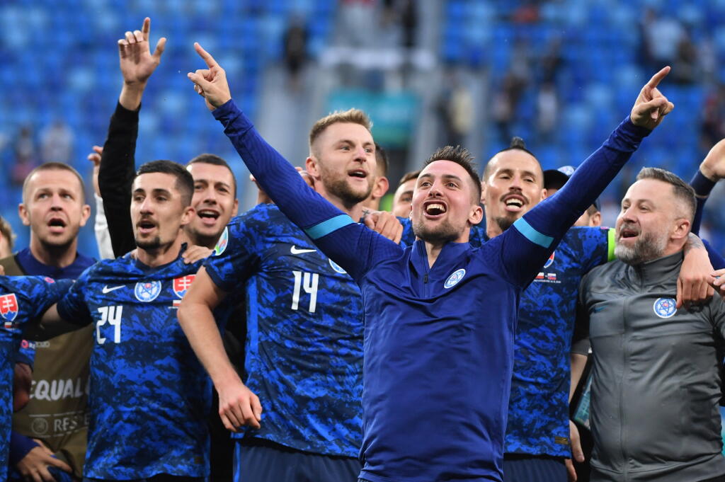Na snímke futbalisti Slovenska oslavujú víťazstvo 2:1 v zápase E-skupiny na majstrovstvách Európy vo futbale Poľsko - Slovensko v pondelok 14. júna 2021 v ruskom Petrohrade. FOTO TASR - Martin Baumann