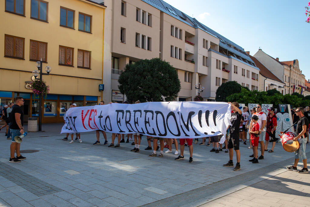 Fanúšikovia FC Spartak Trnava zorganizovali “Pochod za slobodu”. Fanúšikovia vyjadrujú odpor proti obmedzeniam na športových podujatiach.