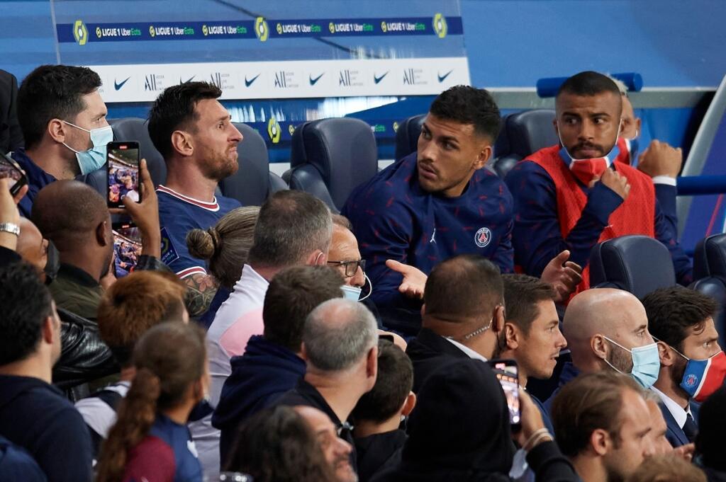 Messi strúhal grimasy aj na striedačke.