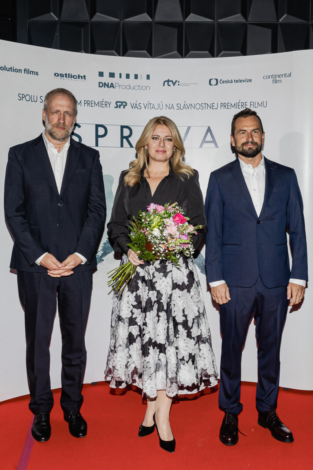 Na snímke režisér Peter Bebjak, prezidentka Zuzana Čaputová a producent Rastislav Šesták prichádzajú na premiéru filmu Petra Bebjaka, Správa.