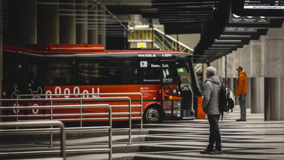 Od 15. novembra 2021 zabezpečuje prímestskú autobusovú dopravu v Bratislavskom samosprávnom kraji spoločnosť Arriva.