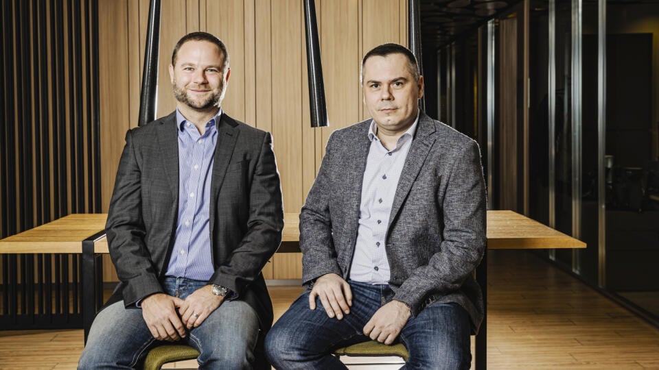 Správcovská spoločnosť Sandberg Capital konsoliduje webhostingové akvizície pod spoločnosť Webglobe. Na snímke zľava Jakub Krajčovič, investičný manažér Sandberg Capital a Igor Strečko, generálny riaditeľ Webglobe