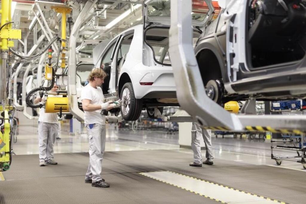 Volkswagen Slovakia škrtá výrobné zmeny, ľudí bude menej