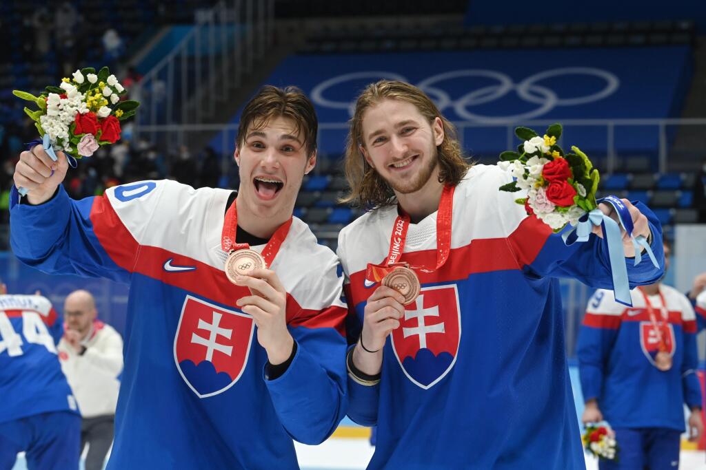 Slovenskí hokejisti s bronzovými medailami z olympiády v Pekingu.