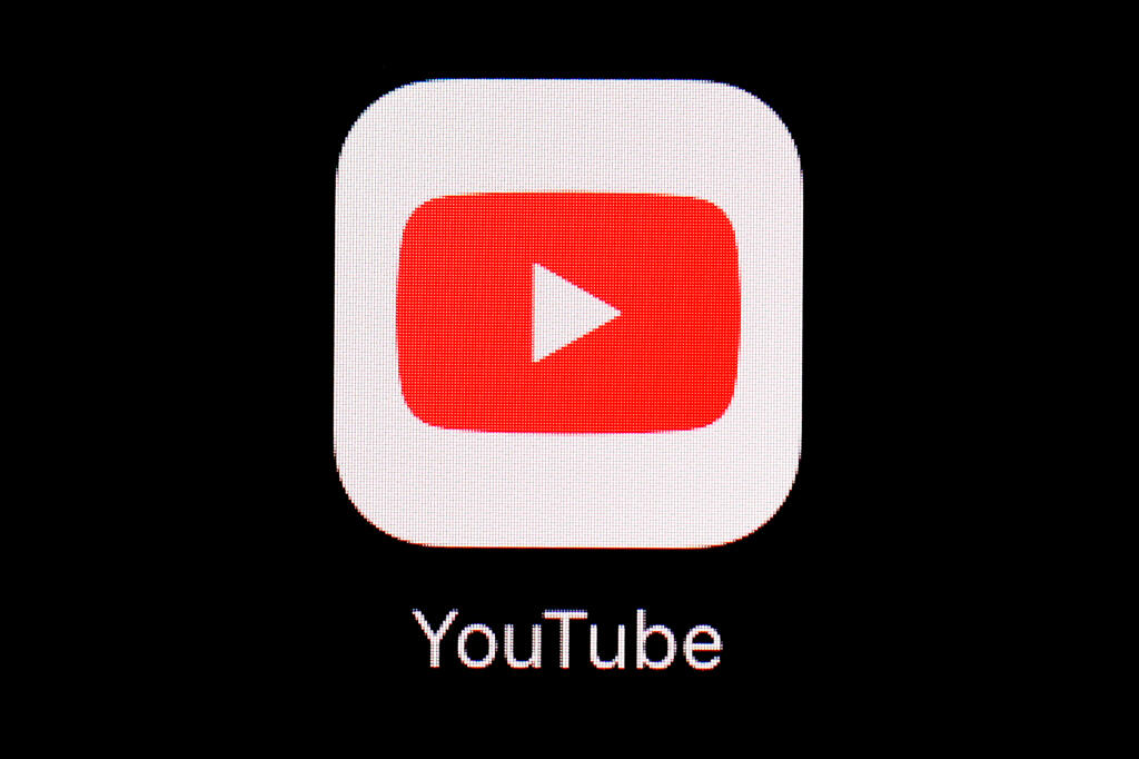 WA 14 archív Baltimore - Na archívnej snímke z 20.marca 2018 je logo Youtube. Spoločnosť YouTube v utorok dočasne zablokovala na svojej videoplatforme kanál dosluhujúceho prezidenta USA Donalda Trumpa a odstránila jedno z jeho videí pre porušenie jej noriem zameraných proti podnecovaniu násilia. Informovala o tom v stredu 13. januára 2021 agentúra AFP. FOTO TASR/AP  

FILE - This March 20, 2018, file photo shows the YouTube app on an iPad in Baltimore. YouTube said it would be suspending U.S. Pr