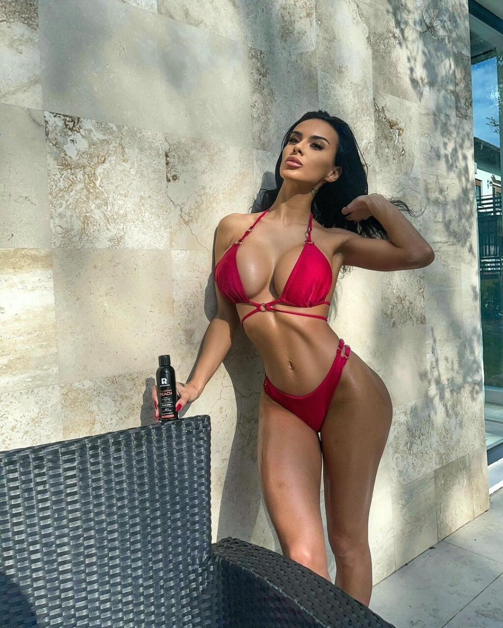 Sexi Angiela Šimačová sa rada chváli svojimi prsiami aj guľatým zadočkom.